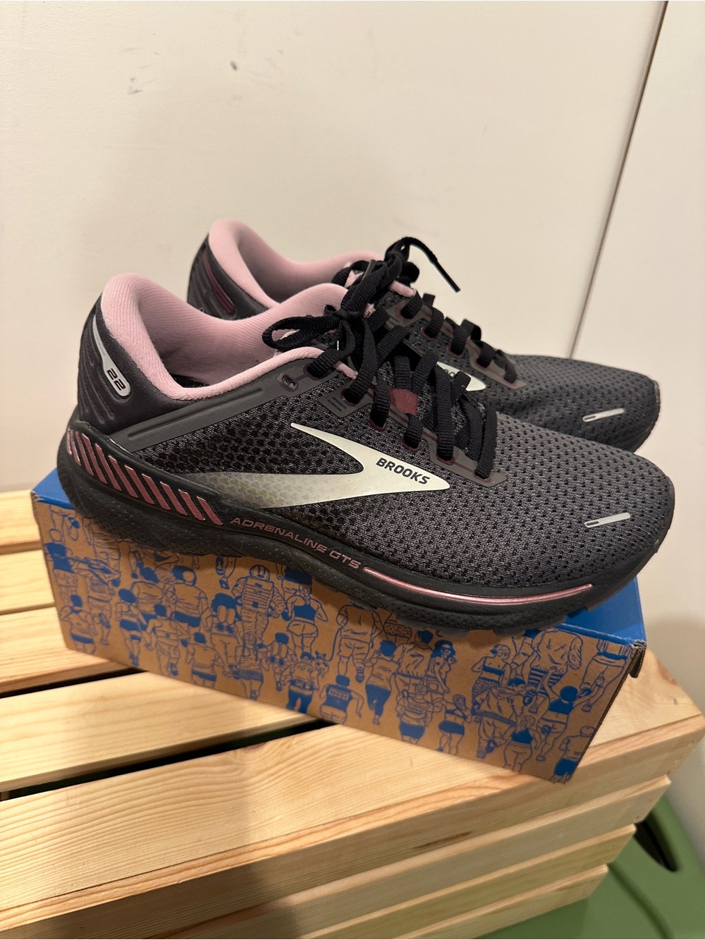 Brooks Women's Adrenaline GTS 22- Black with Pink - 9.5 - Picture 6 of 16